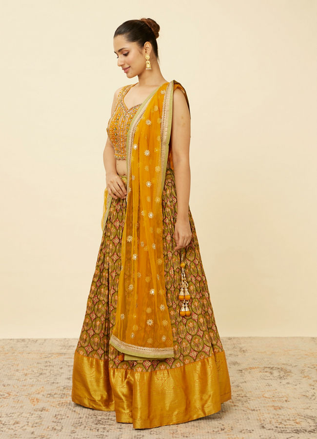 alt message - Mohey Women Mustard Yellow and Pista Green Floral Patterned Lehenga image number 3