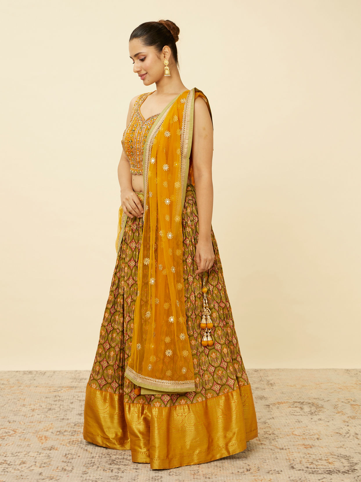 alt message - Mohey Women Mustard Yellow and Pista Green Floral Patterned Lehenga image number 3