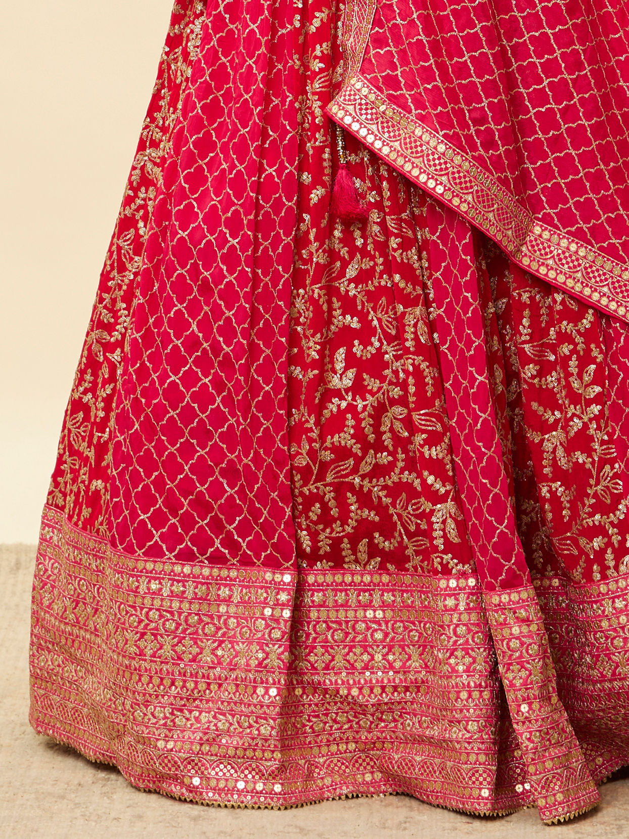 alt message - Mohey Women Berry Pink Sequined Jaal Patterned Lehenga image number 3