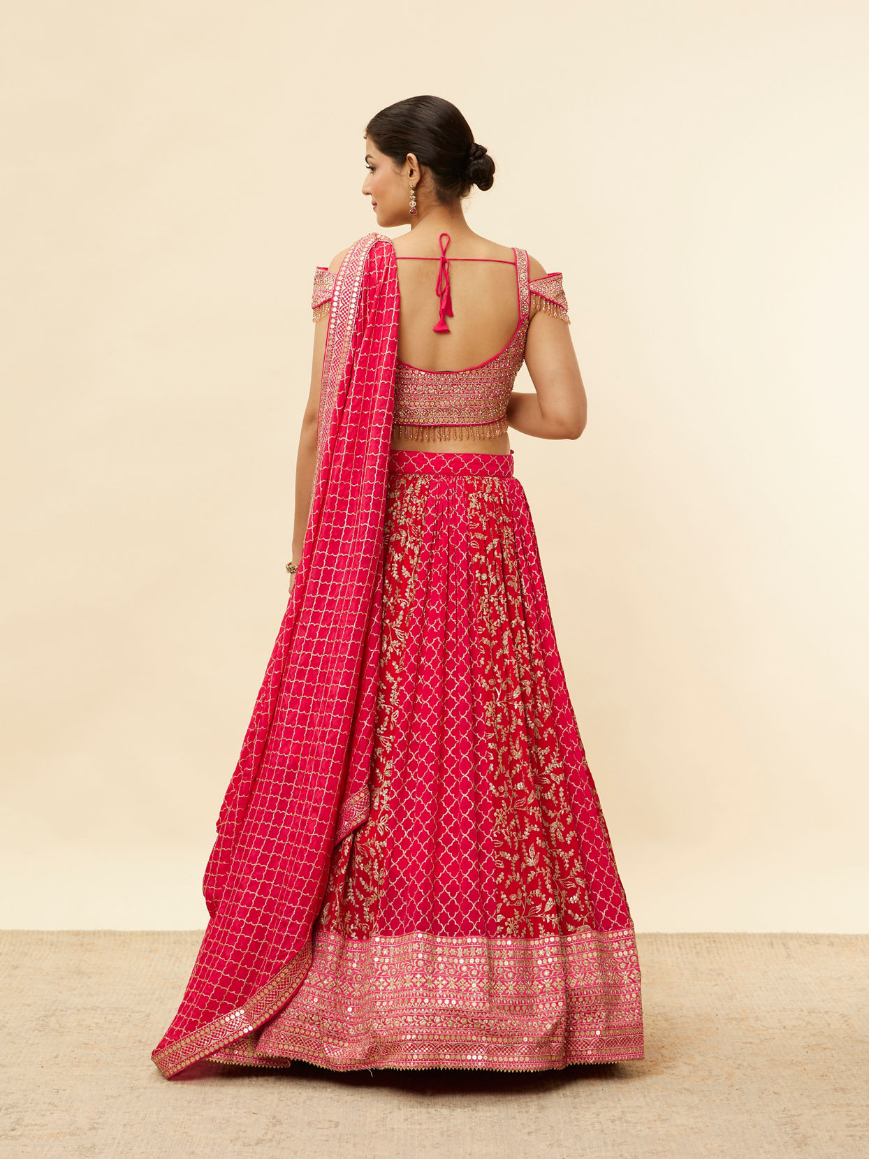 alt message - Mohey Women Berry Pink Sequined Jaal Patterned Lehenga image number 4