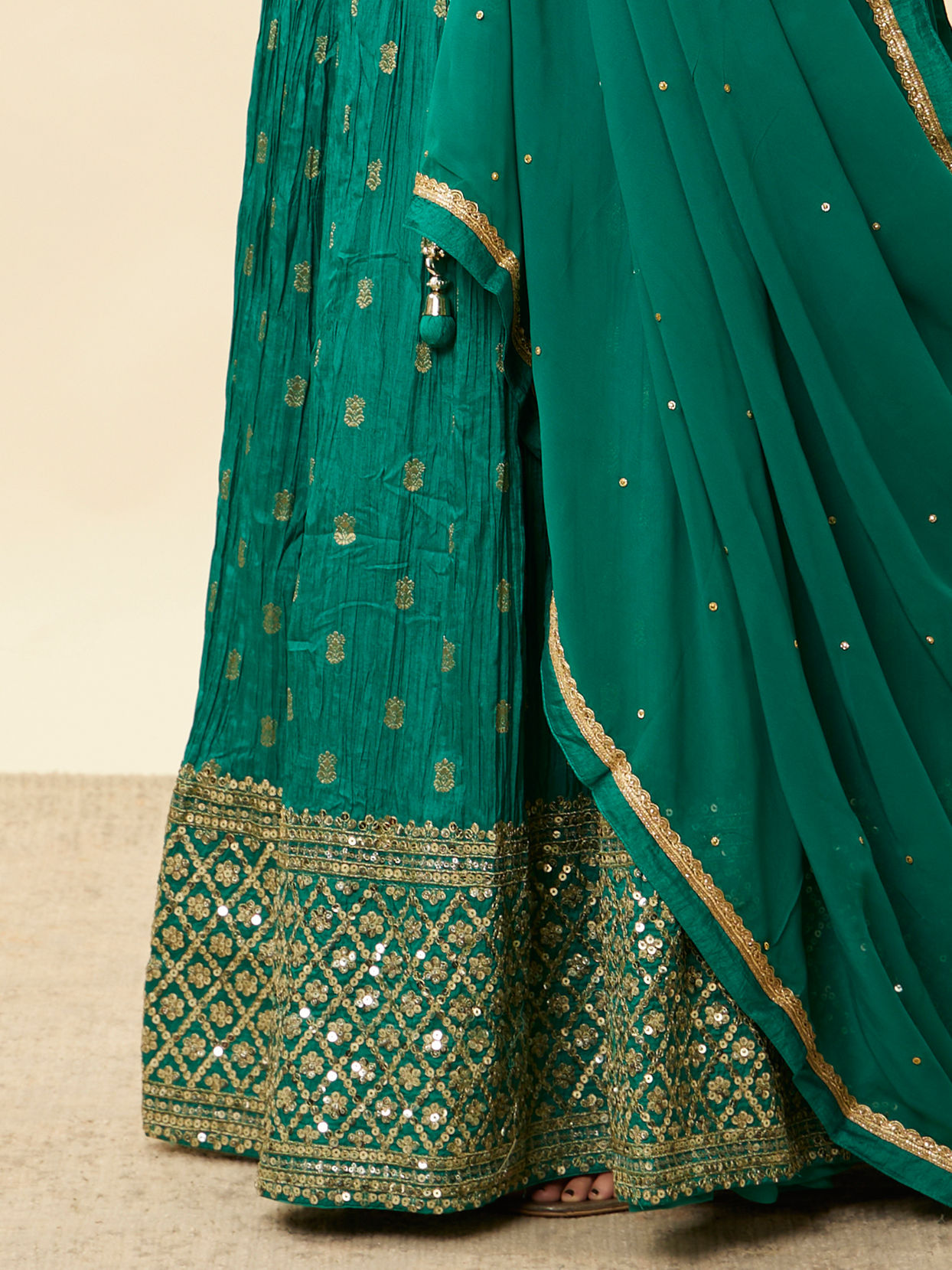 alt message - Mohey Women Fern Green Buta Print Lehenga image number 3