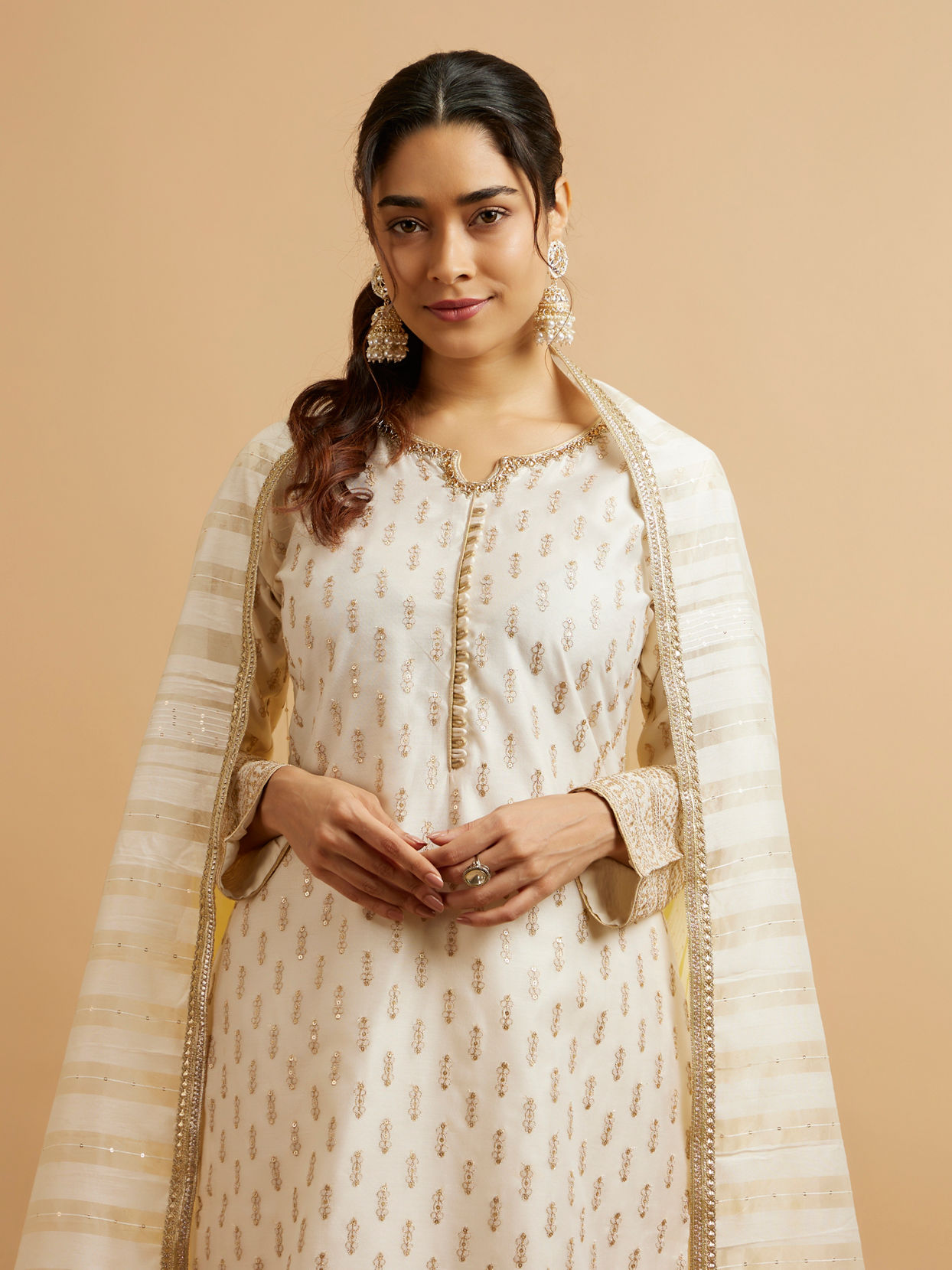 alt message - Mohey Women Cream Buta Sequinned Stitched Suit with Bandhani Dupatta image number 1