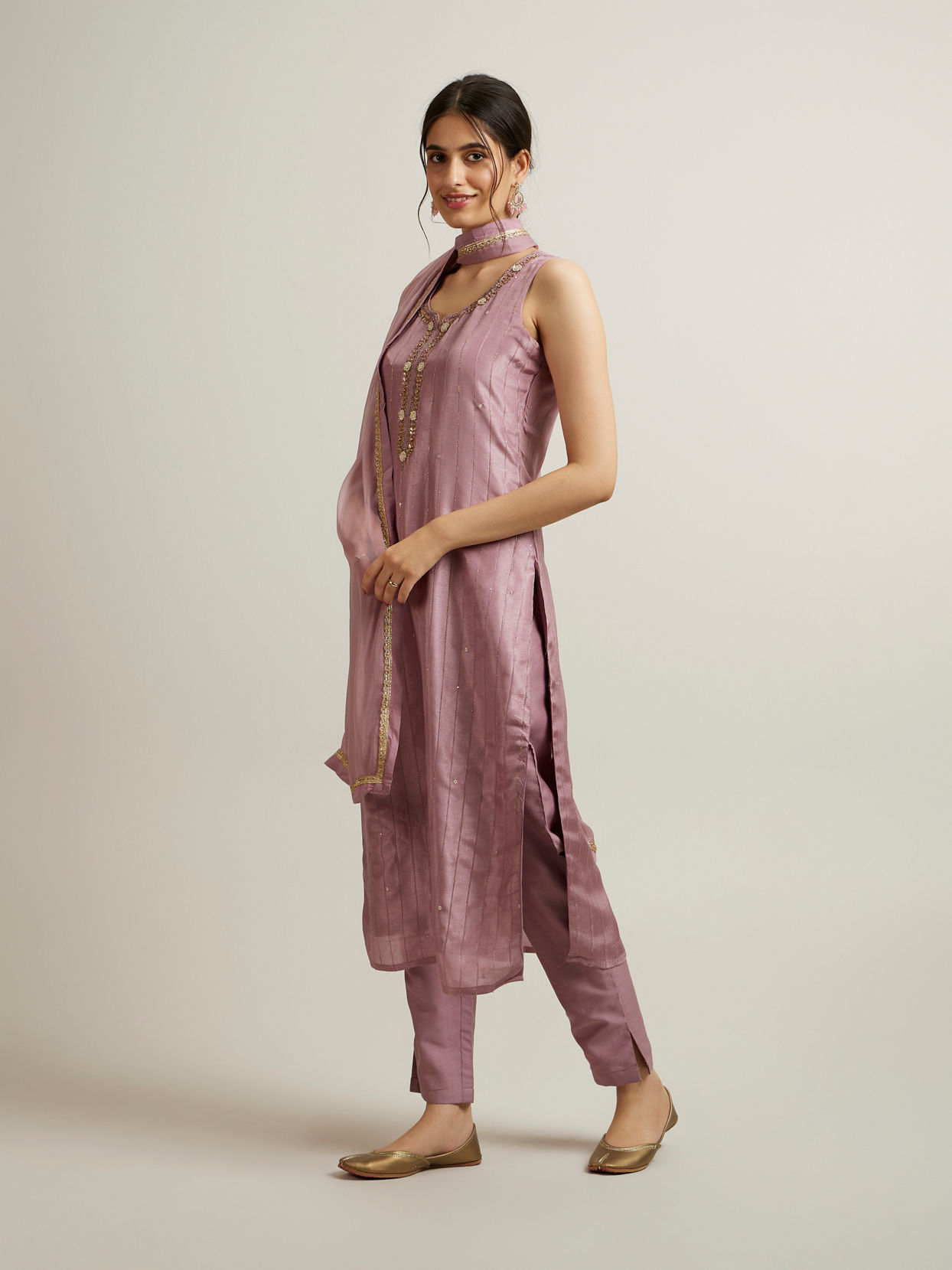 alt message - Mohey Women Purple Stripe Patterned Stitched Suit with Stone Embellishments image number 2