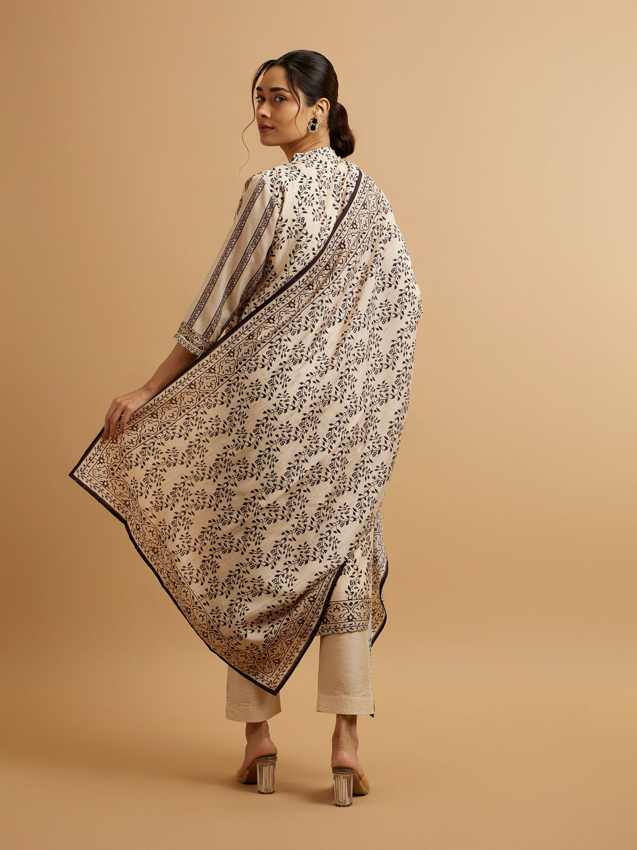 alt message - Mohey Women Fawn Bel Buti Patterned Stitched Suit image number 4