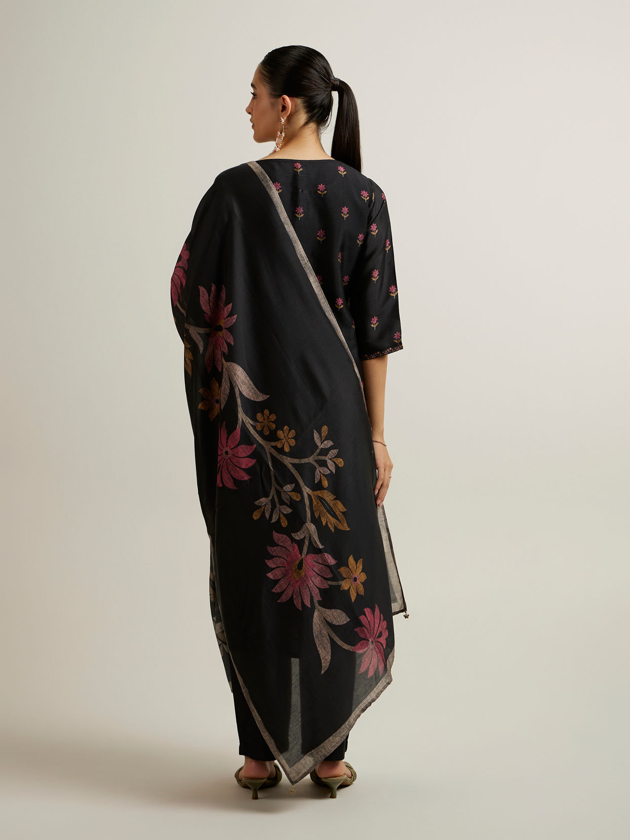 Mohey Women Kohl Black Floral Patterned Straight Suit