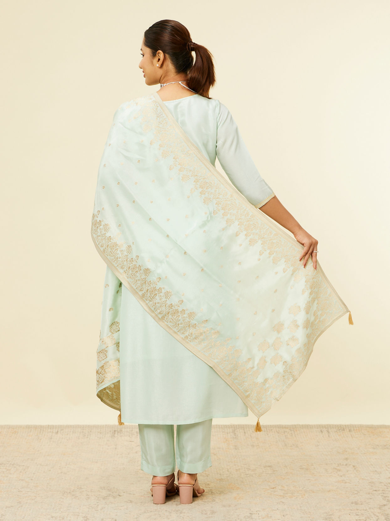 alt message - Mohey Women Light Blue Bel Buti Patterned Stitched Suit image number 4