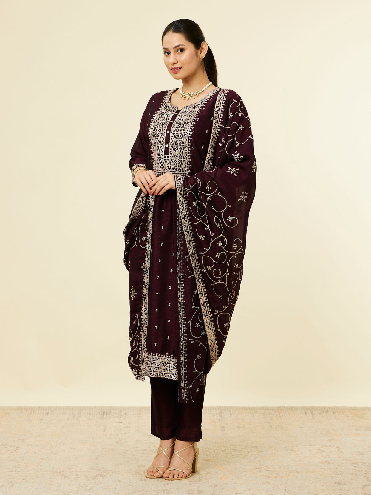 alt message - Mohey Women Jamun Wine Bel Buti Patterned Suit image number 3