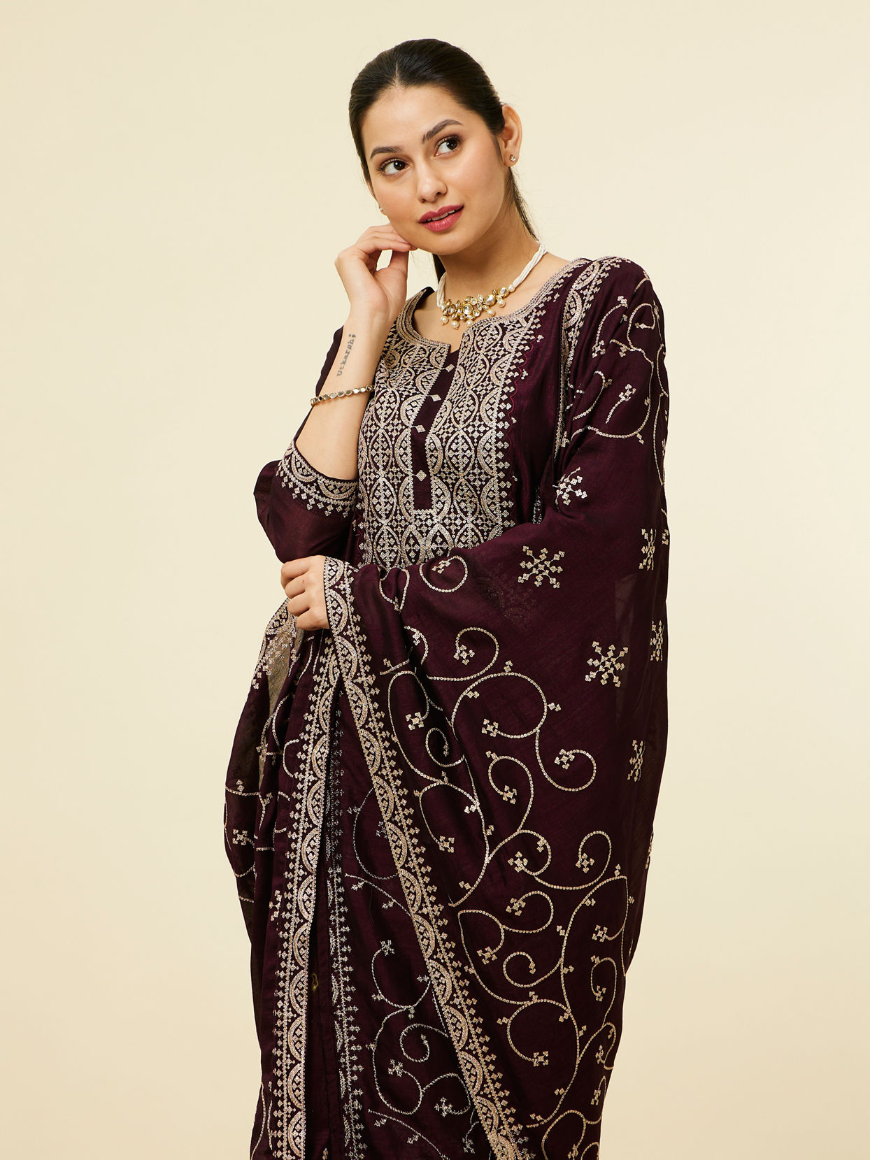 alt message - Mohey Women Jamun Wine Bel Buti Patterned Suit image number 1