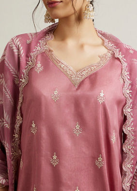 alt message - Mohey Women Dusty Pink Floral Buta Patterned Stitched Suit image number 3