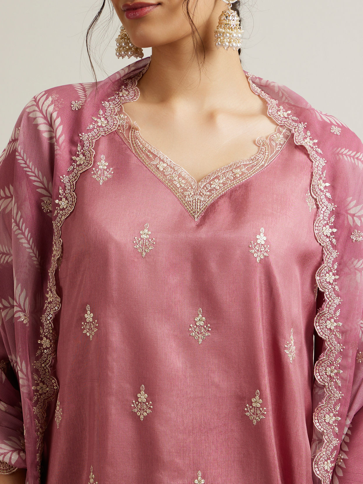 alt message - Mohey Women Dusty Pink Floral Buta Patterned Stitched Suit image number 3