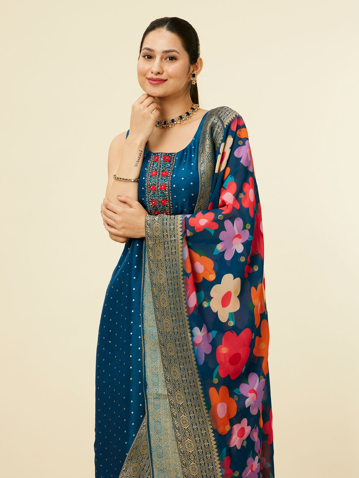 Mohey Women Teal Blue Floral Patterned Sequined Suit