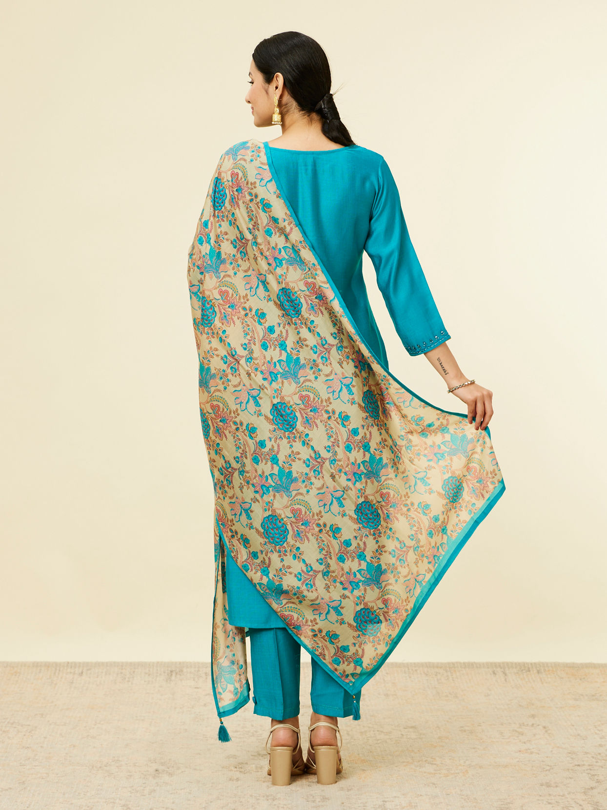 alt message - Mohey Women Teal Blue Bel Buti Patterned Stitched Suit image number 4