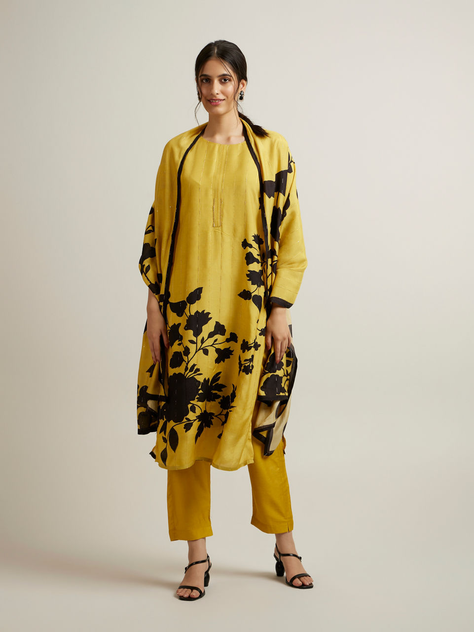 Mohey Women Beige Floral Patterned Straight Suit