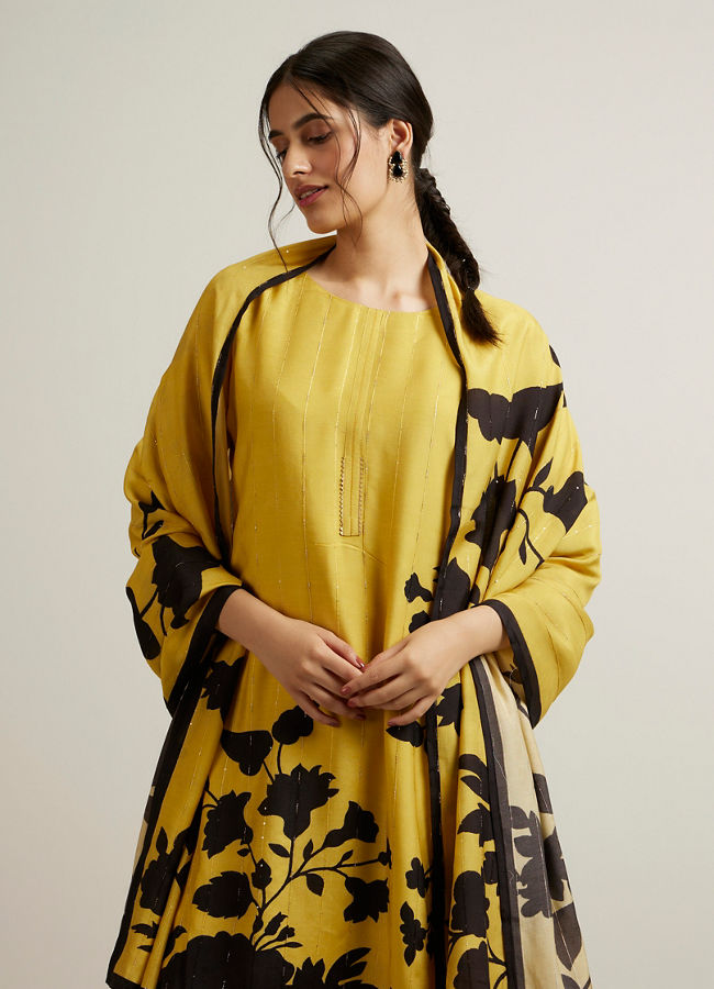 Mohey Women Beige Floral Patterned Straight Suit