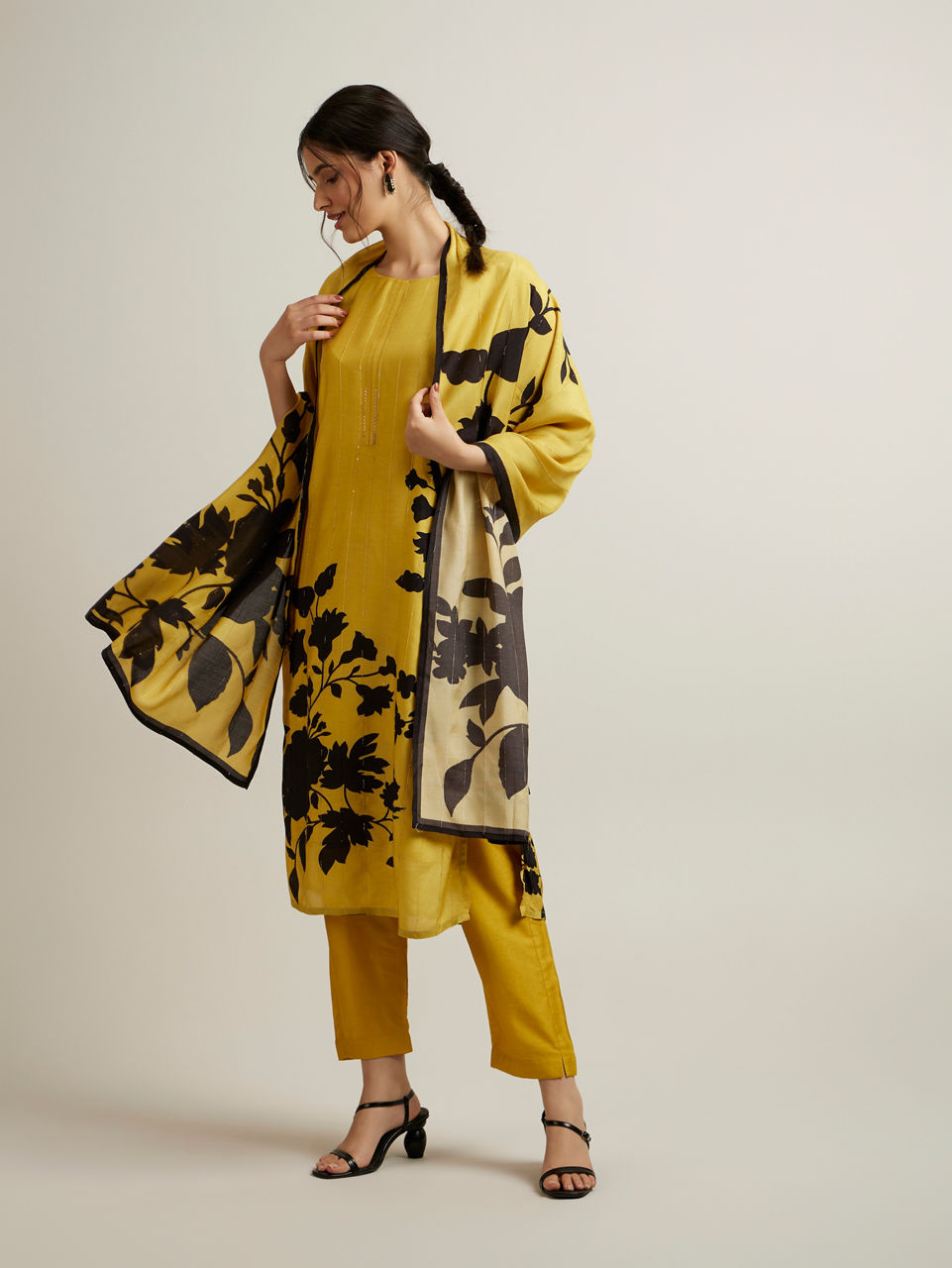 Mohey Women Beige Floral Patterned Straight Suit