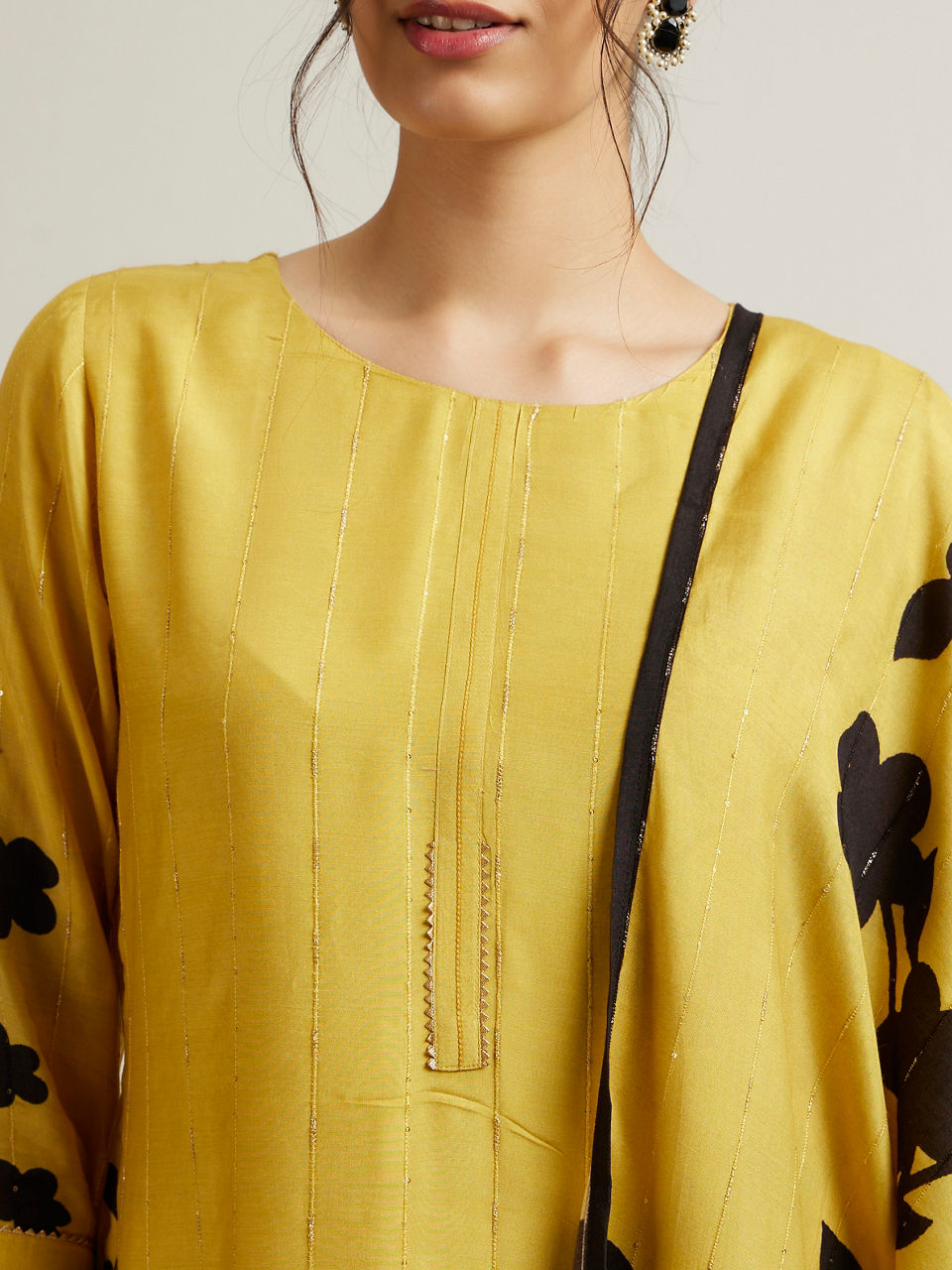 Mohey Women Beige Floral Patterned Straight Suit