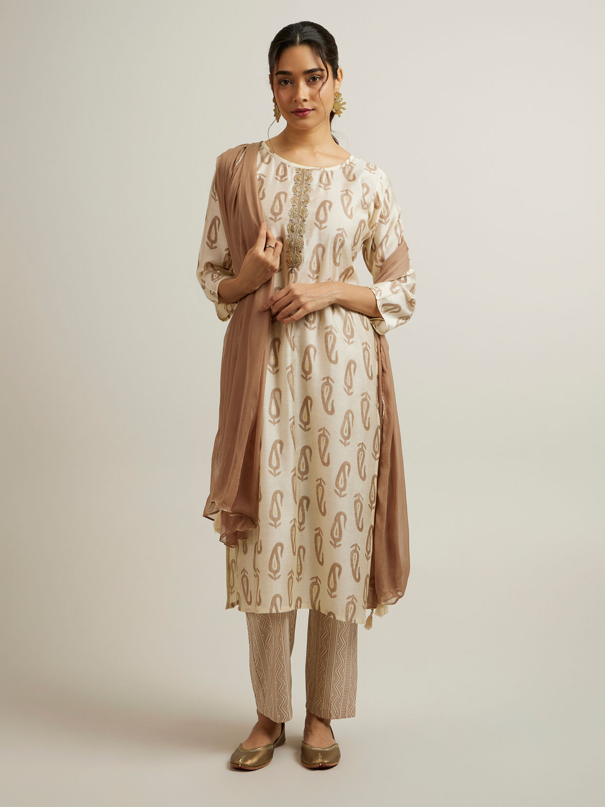 Mohey Women Dark Cream Paisley Printed Straight Suit