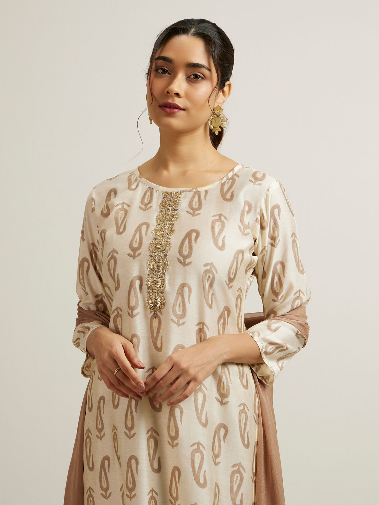Mohey Women Dark Cream Paisley Printed Straight Suit