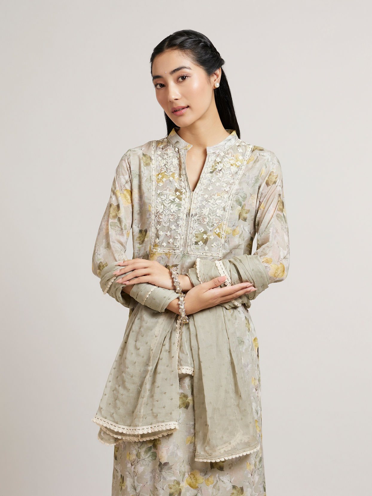 Mohey Women Pastel Grey Floral Printed Straight Suit Set with Embroidered Neckline