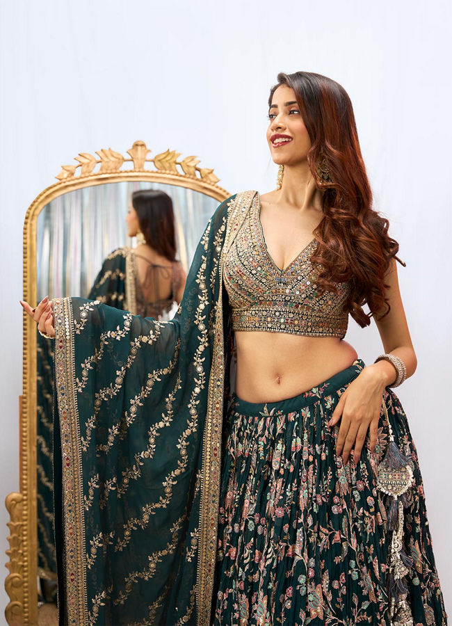 alt message - Mohey Women Stunning Teal Green Georgette Crop Top Lehenga with Jaal Border image number 1