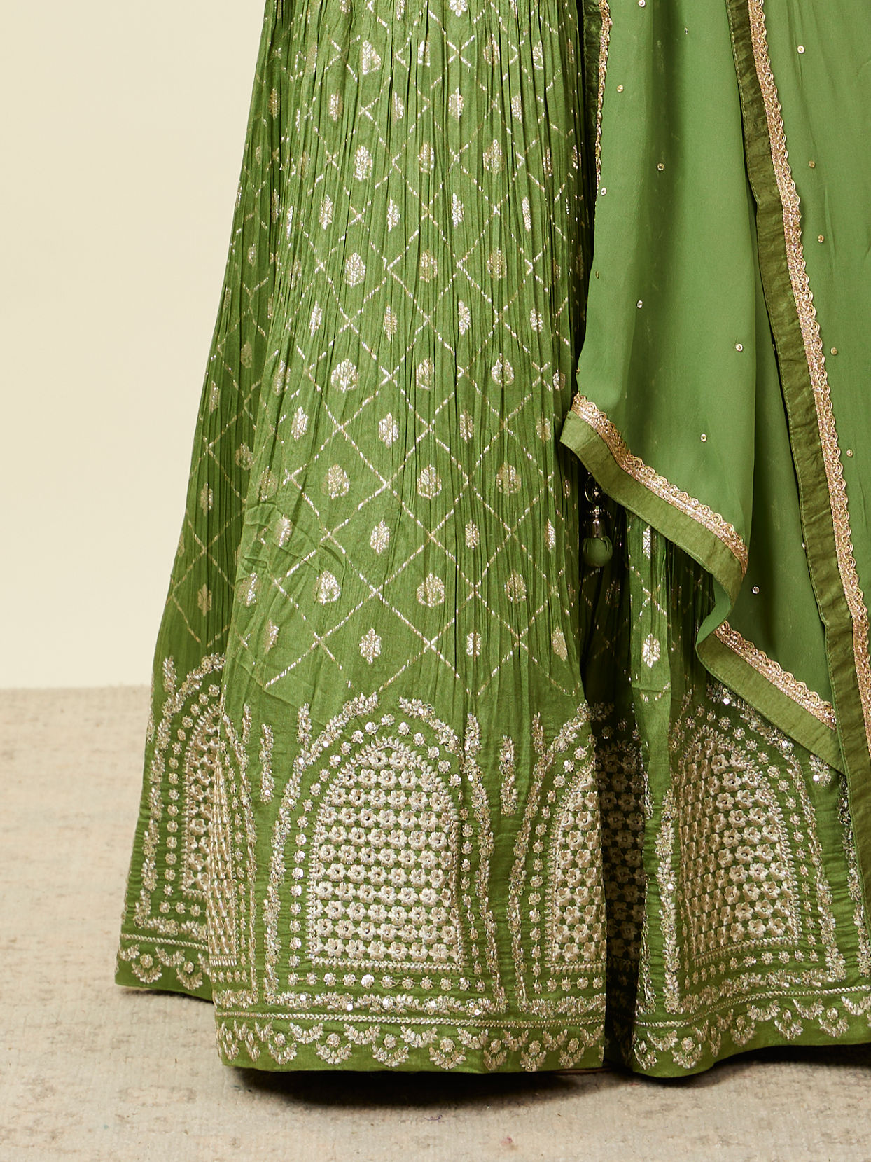 alt message - Mohey Women Green Art Silk Lehenga with Mirror Work image number 2