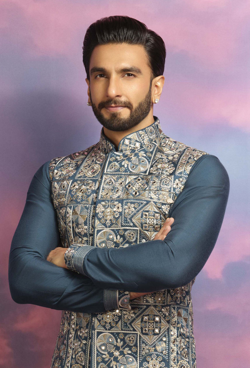 Ranveer Singh (in Manyavar ad) to someone wearing suit: Taiyaar
