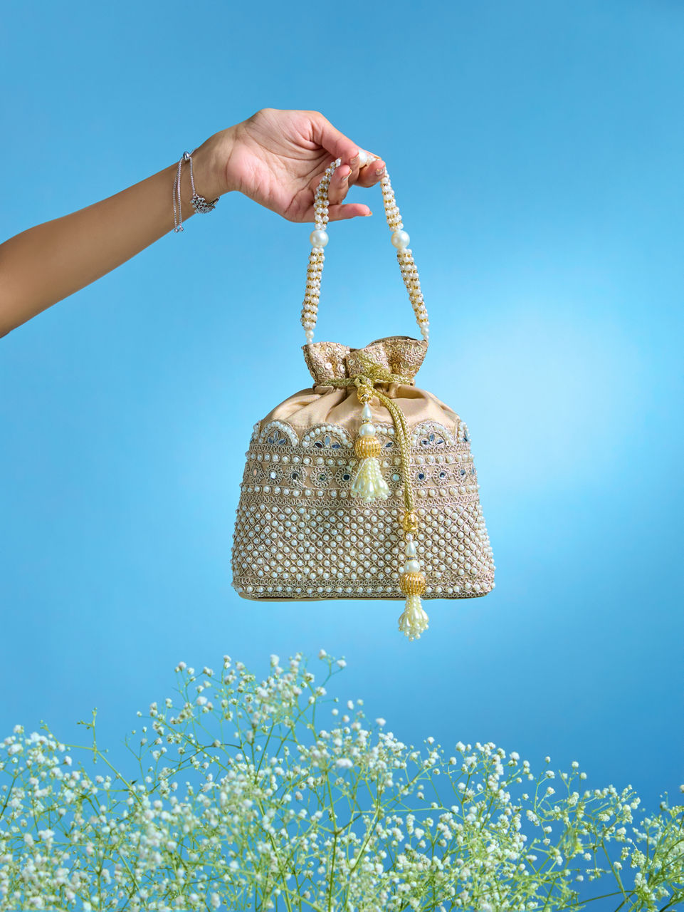 Mohey Women Cream Art Silk Elegance Bag