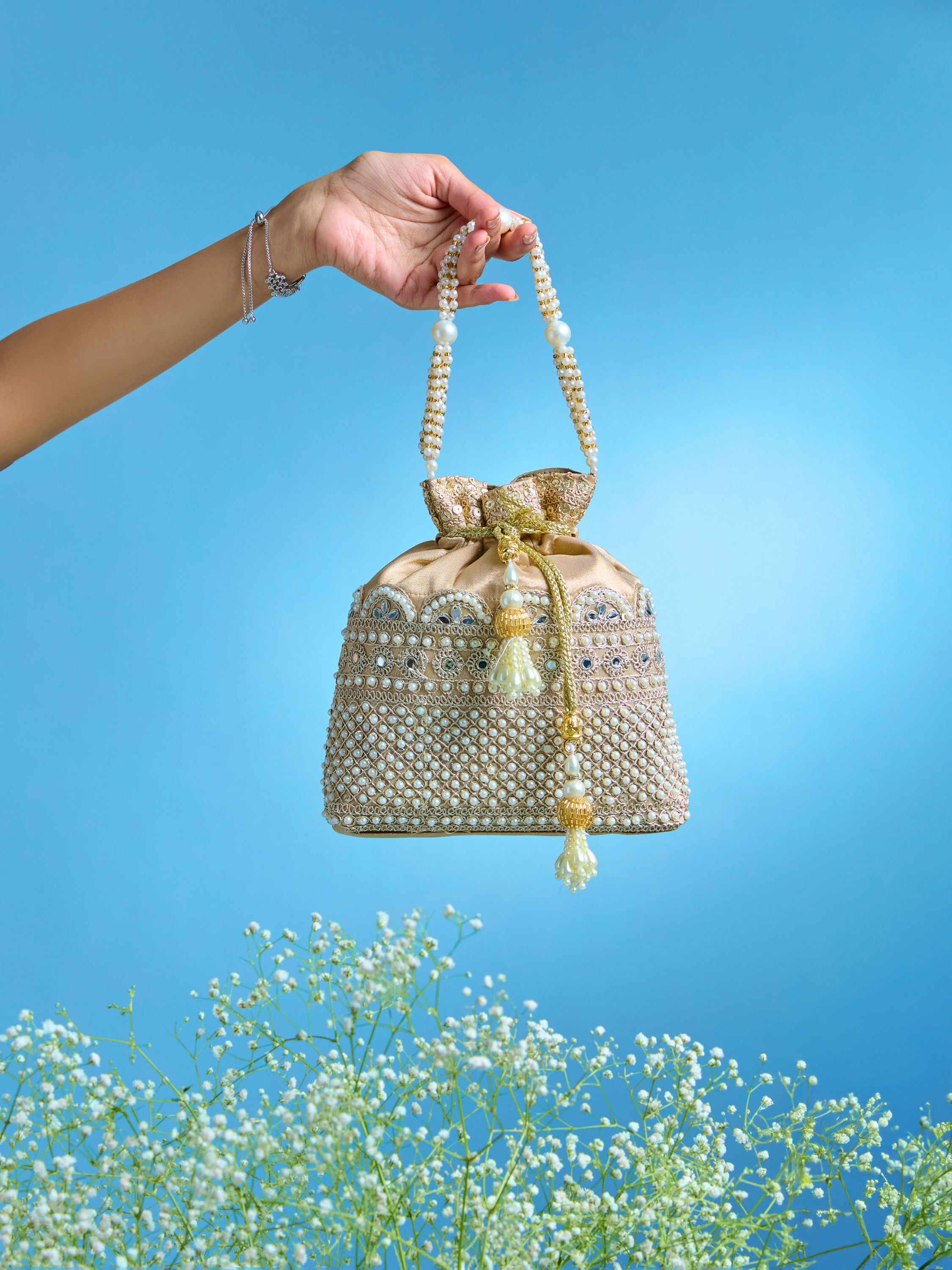 Mohey Women Cream Art Silk Elegance Bag
