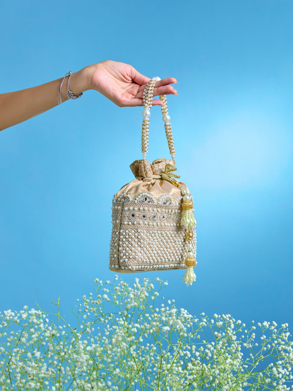 Mohey Women Cream Art Silk Elegance Bag