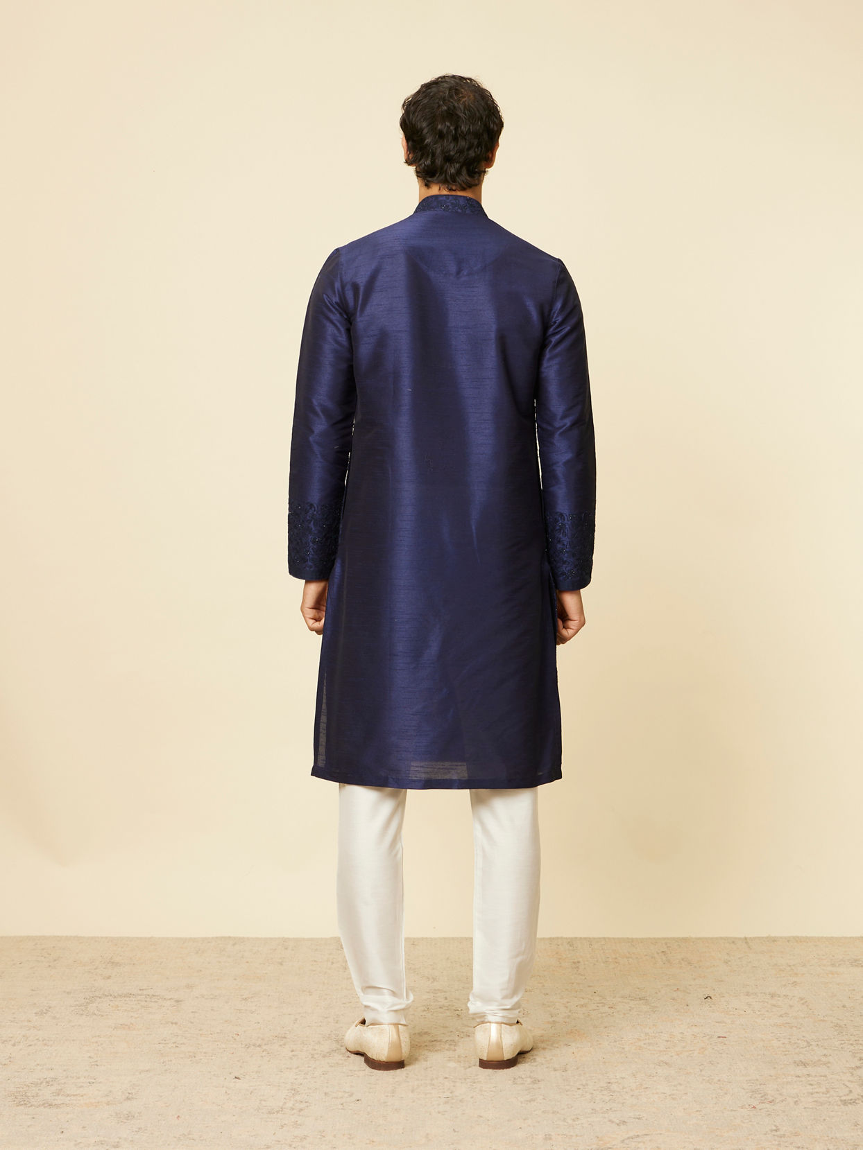 alt message - Manyavar Men Dark Blue Sequined Embroidered Bel Buti Patterned Kurta Set image number 5