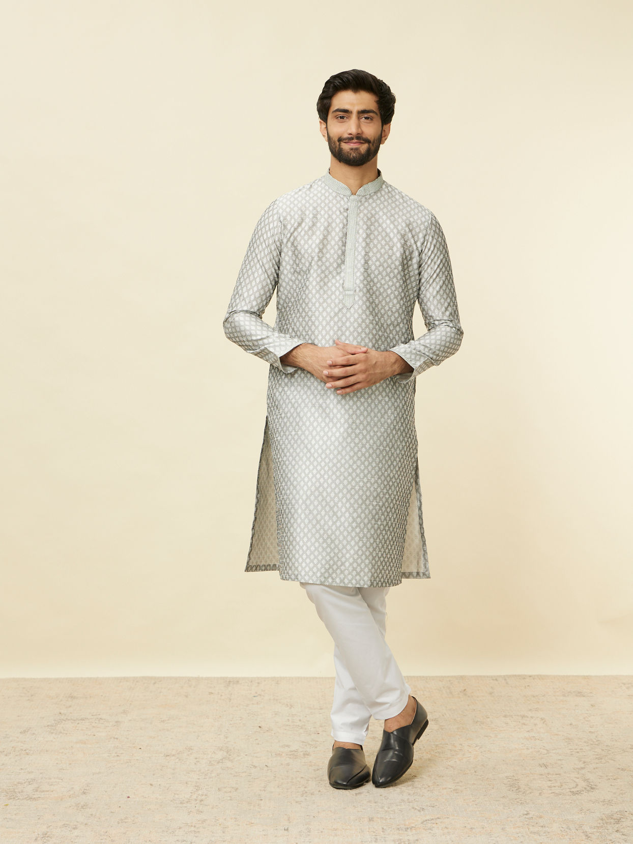 alt message - Manyavar Men Pearl River Grey Buta Patterned Kurta Set image number 2