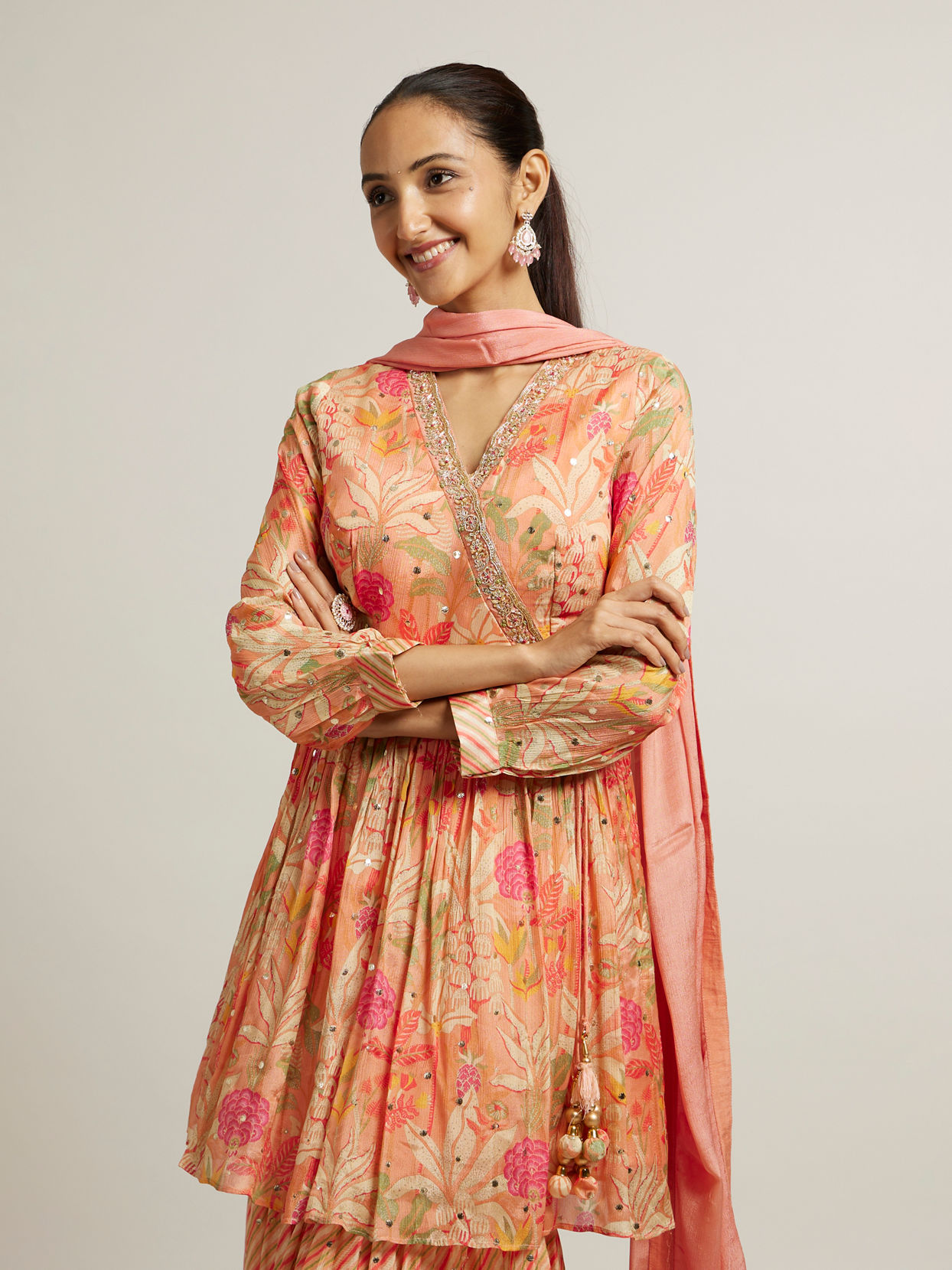 alt message - Mohey Women Soft Peach Floral Printed Suit with Mirror Embellishments image number 1