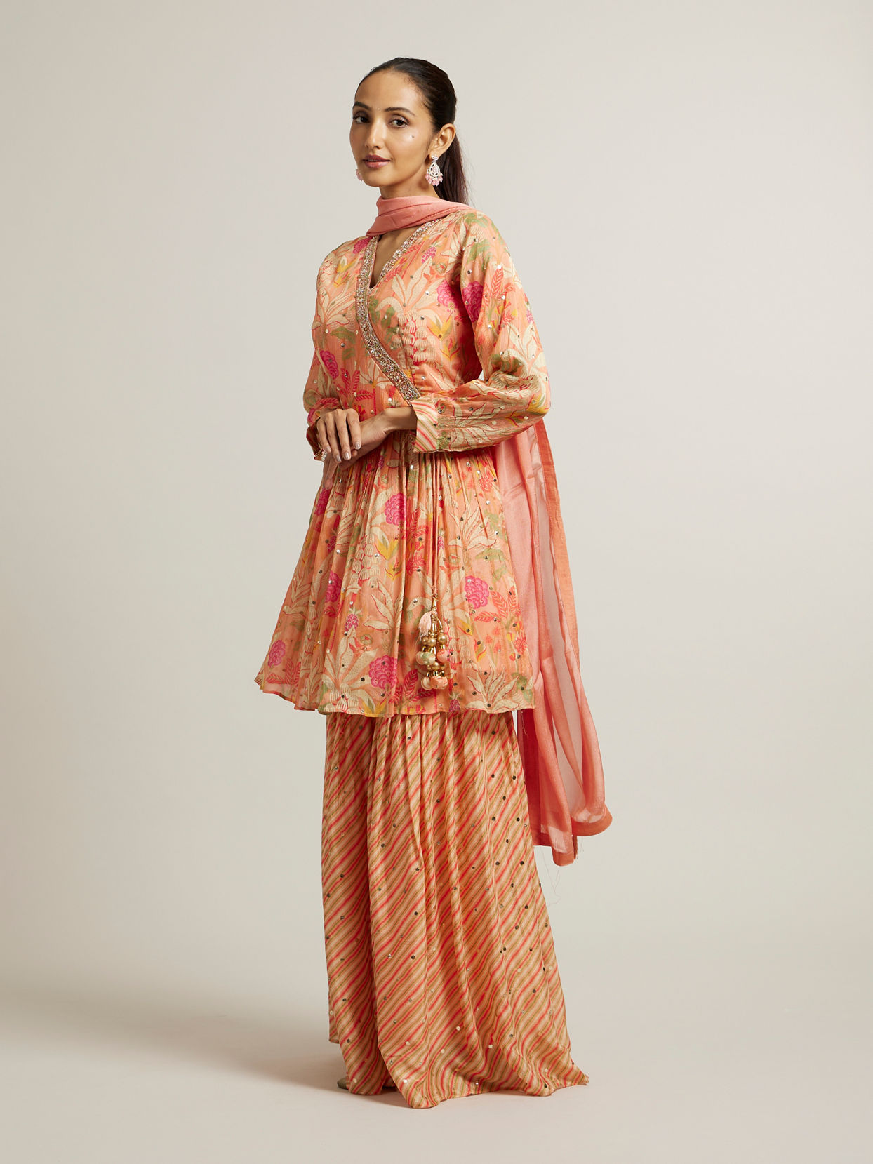 alt message - Mohey Women Soft Peach Floral Printed Suit with Mirror Embellishments image number 2