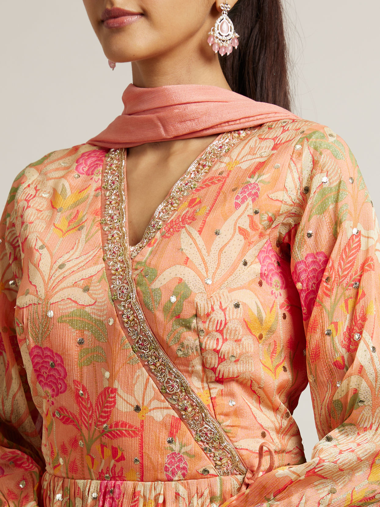 alt message - Mohey Women Soft Peach Floral Printed Suit with Mirror Embellishments image number 3