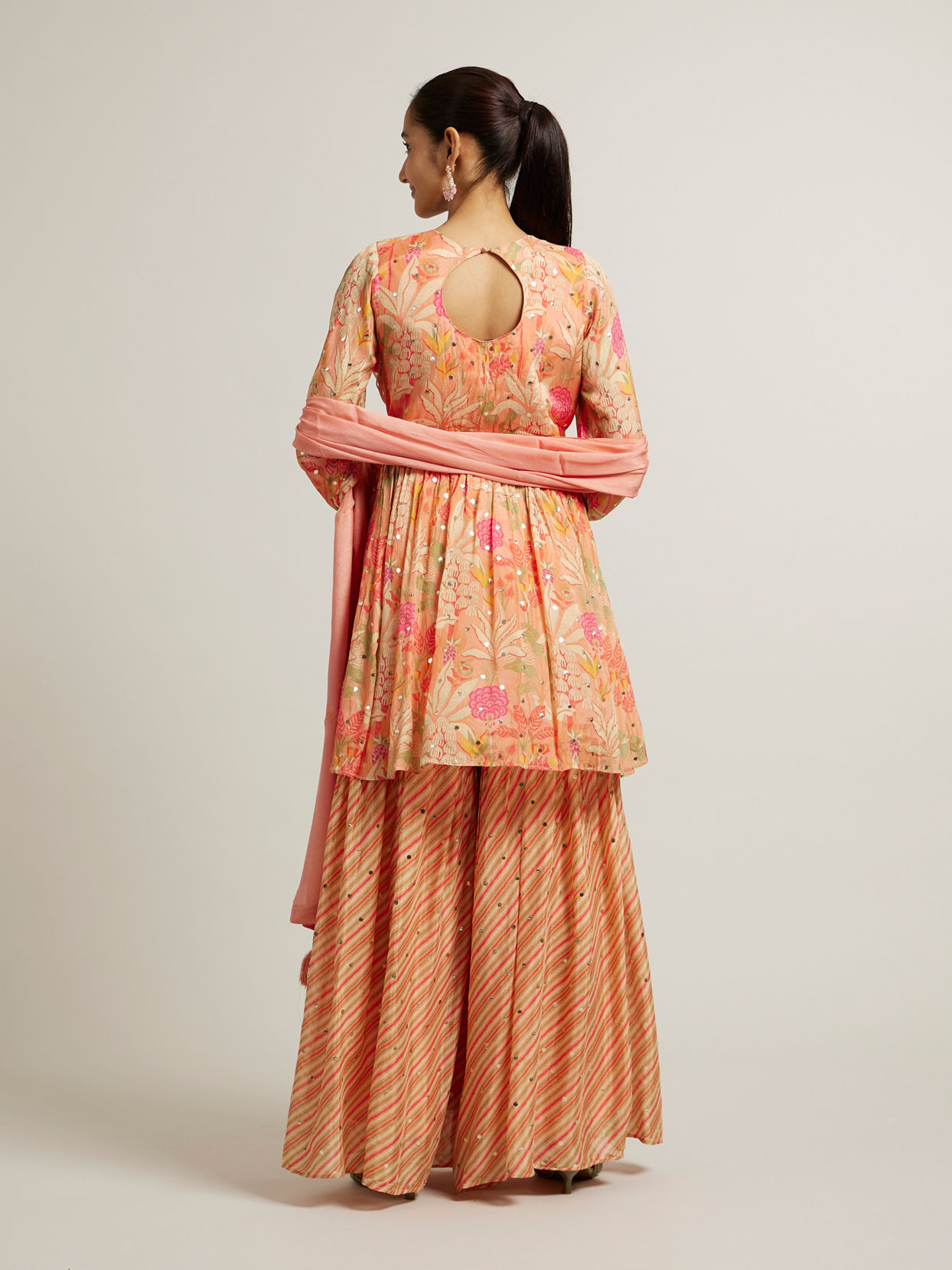 alt message - Mohey Women Soft Peach Floral Printed Suit with Mirror Embellishments image number 4