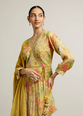 alt message - Mohey Women Sunglow Yellow Floral Printed Suit with Mirror Embellishments image number 1