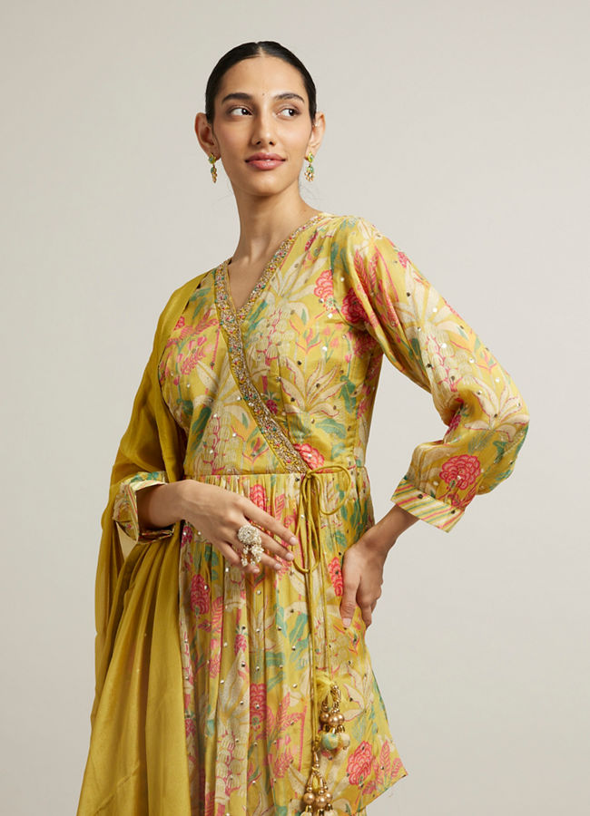 alt message - Mohey Women Sunglow Yellow Floral Printed Suit with Mirror Embellishments image number 1