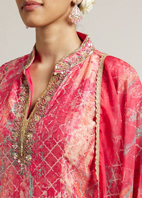 alt message - Mohey Women Bright Pink Stitched Suit Set with Mirror Work image number 3