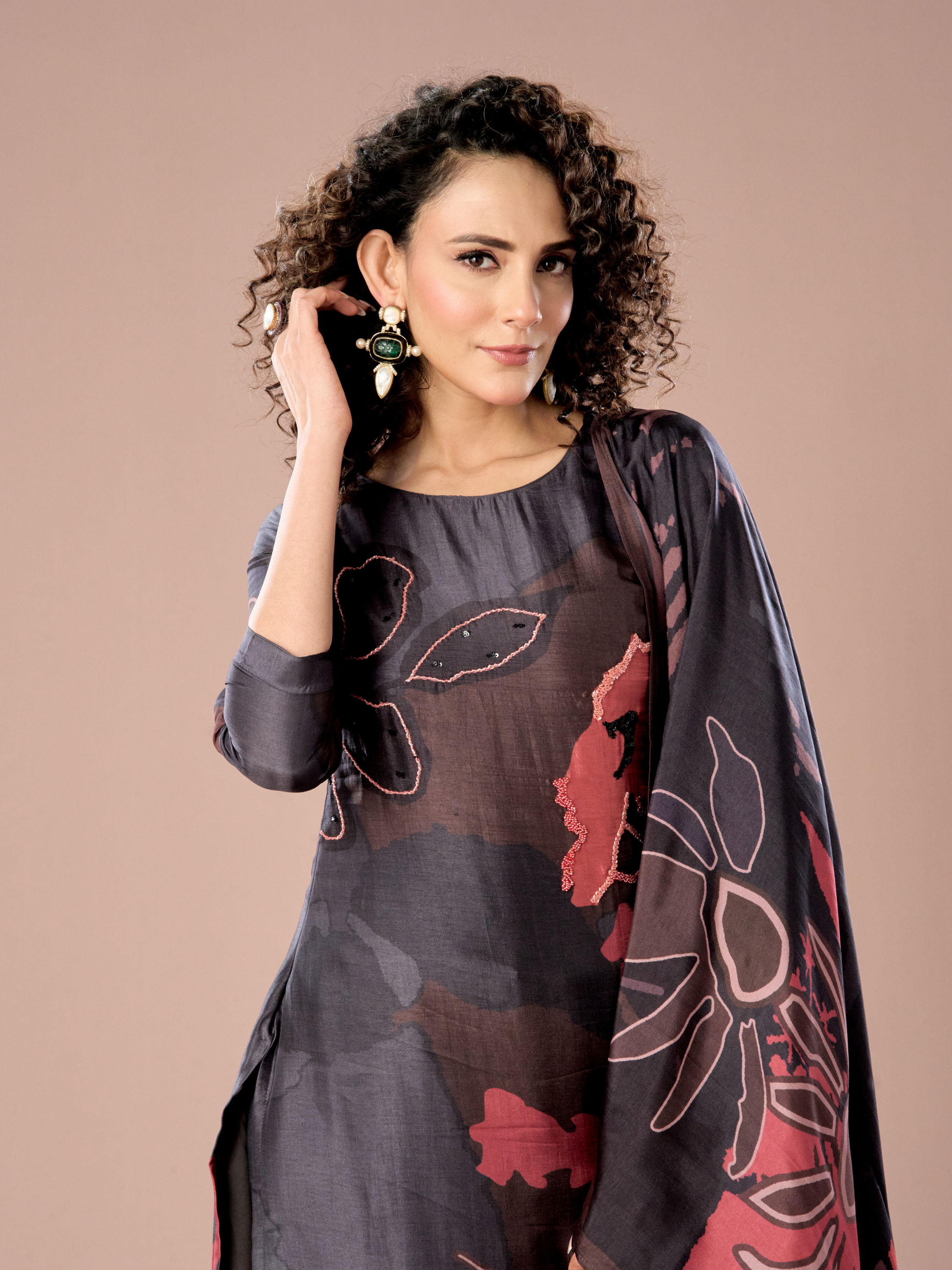Mohey Women Sparkling Black Silk Straight Suit