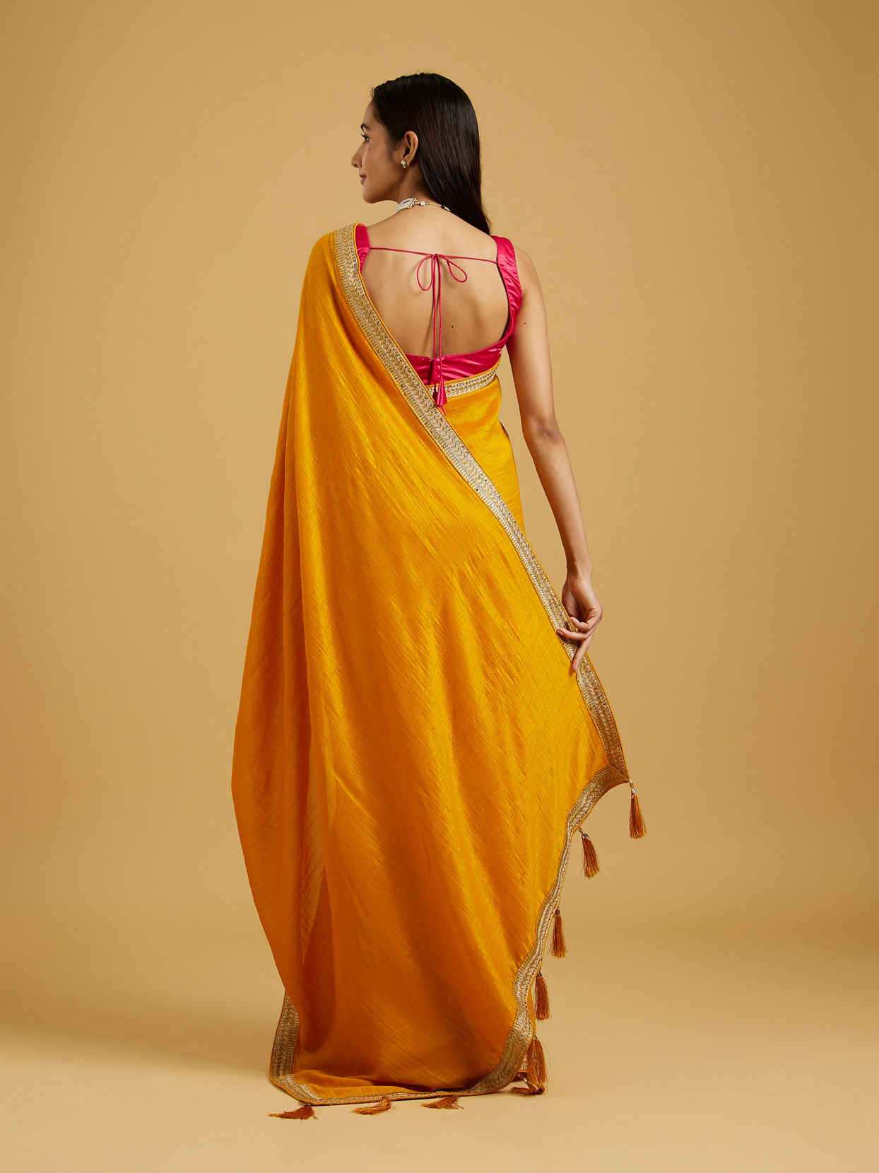 alt message - Mohey Women Mustard Yellow Extravaganza Saree image number 4