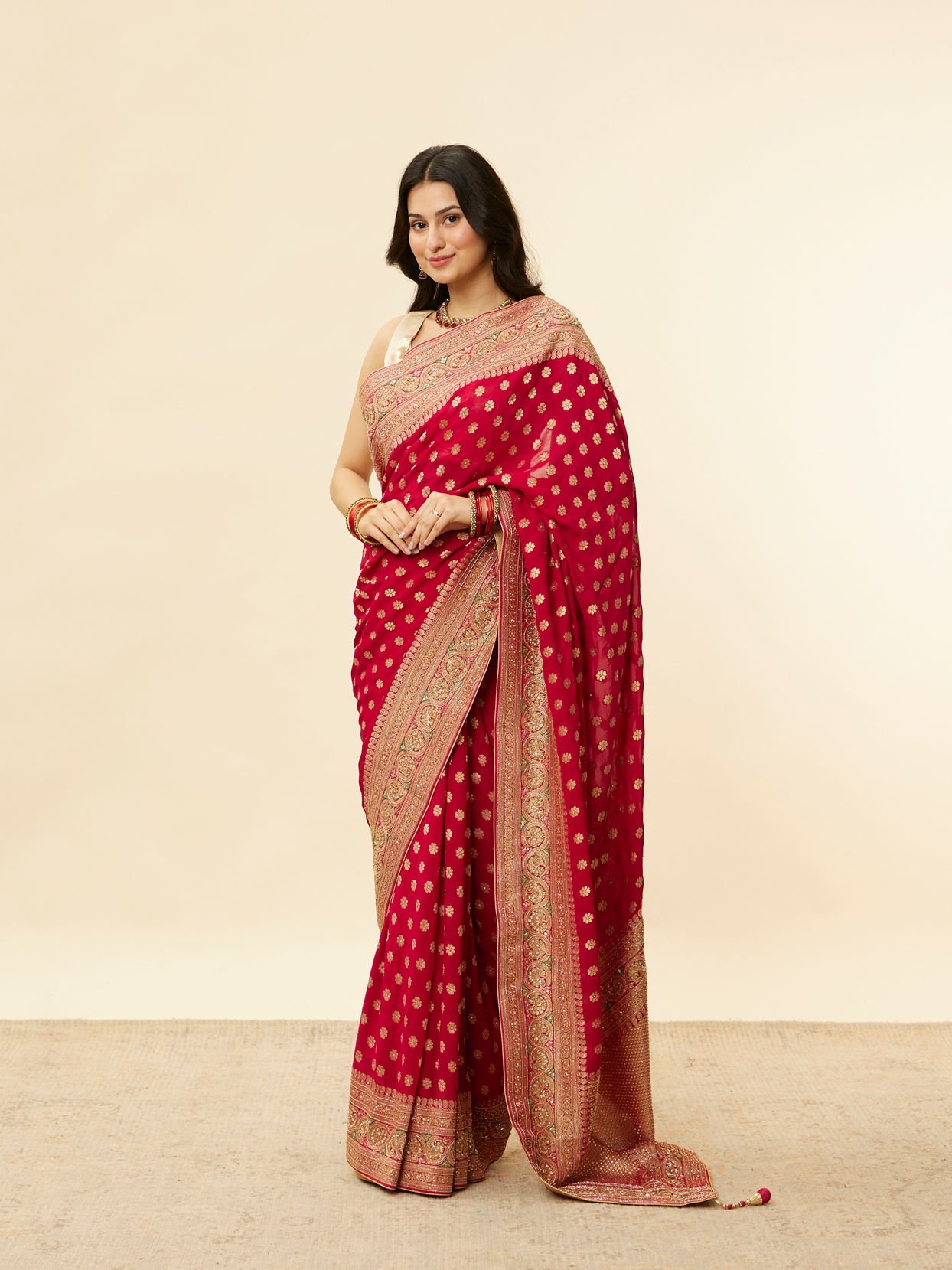 alt message - Mohey Women Berry Red Floral Buta Patterned Cutdana Embroidered Saree image number 3