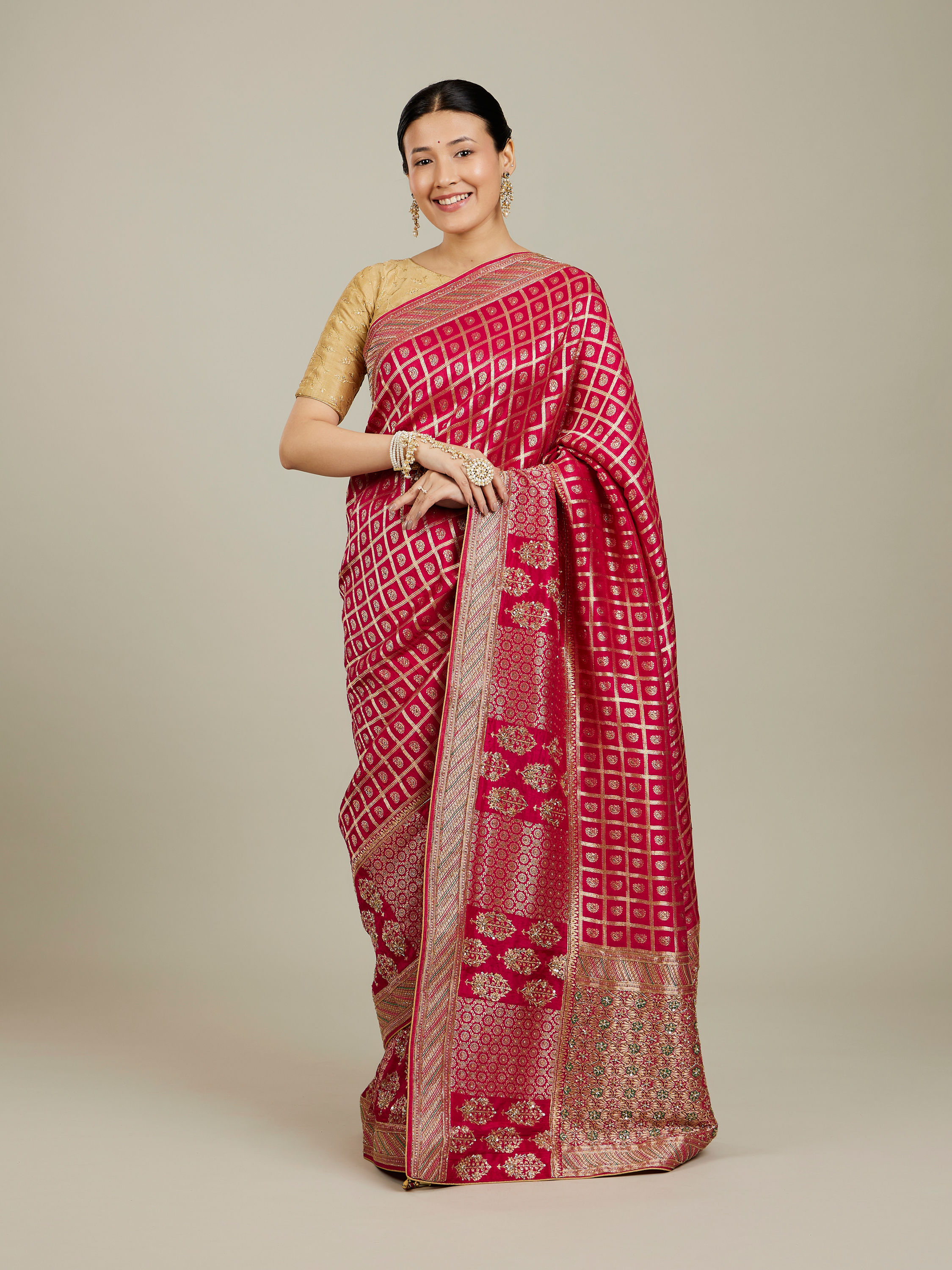 Mohey Women Dark Pink Zari Embroidered Saree