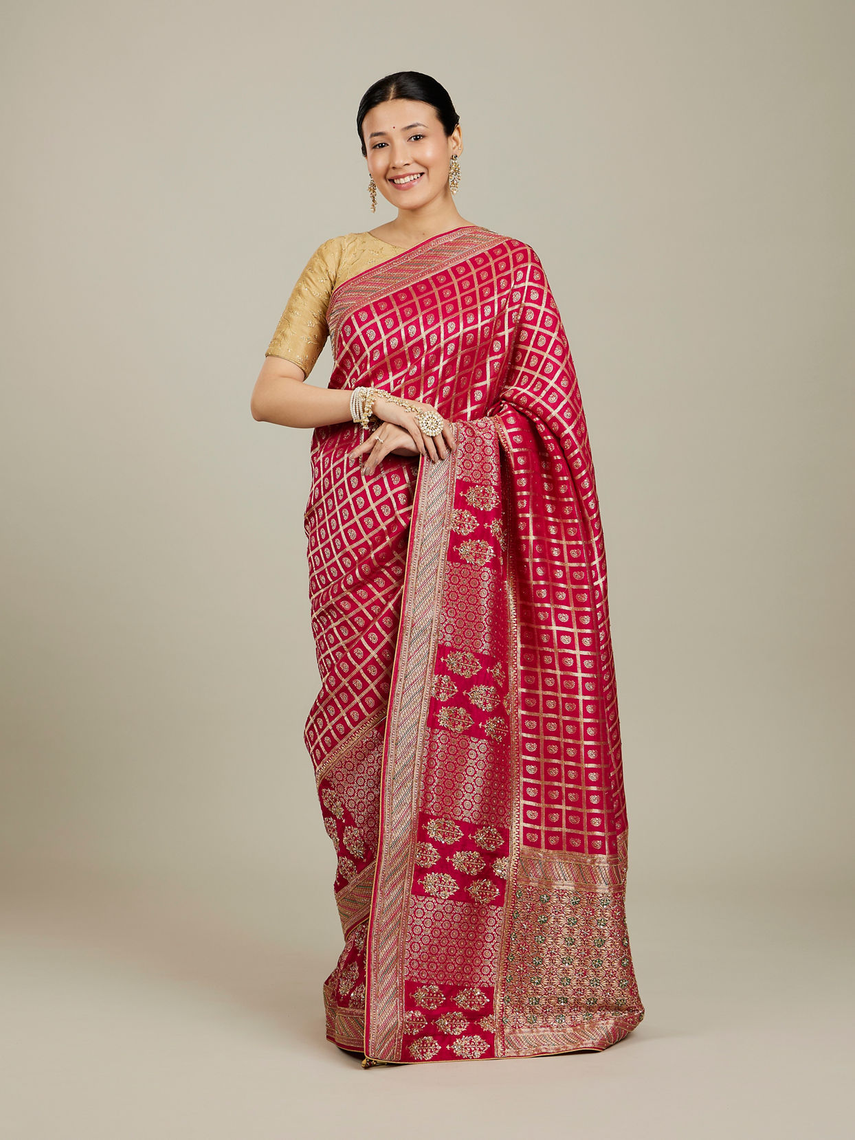 Mohey Women Dark Pink Zari Embroidered Saree image number 0