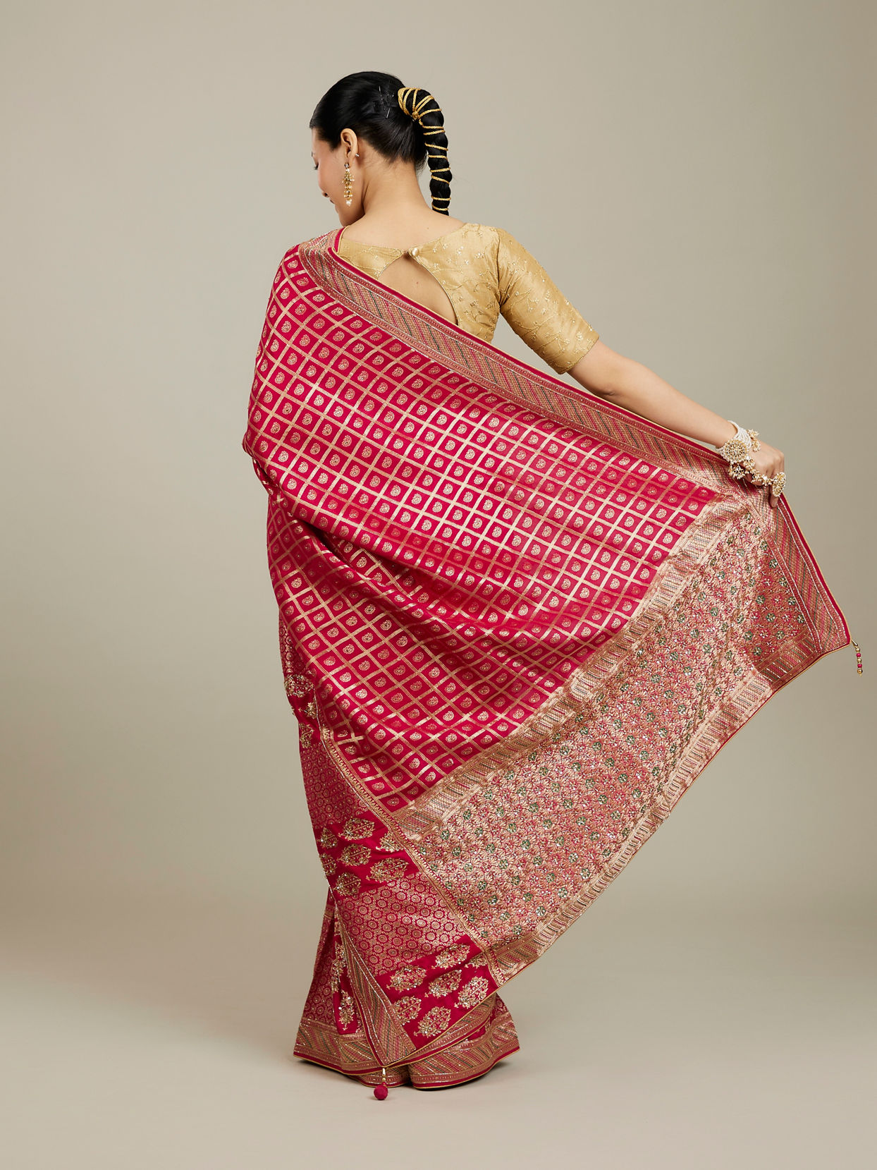 Mohey Women Dark Pink Zari Embroidered Saree image number 4