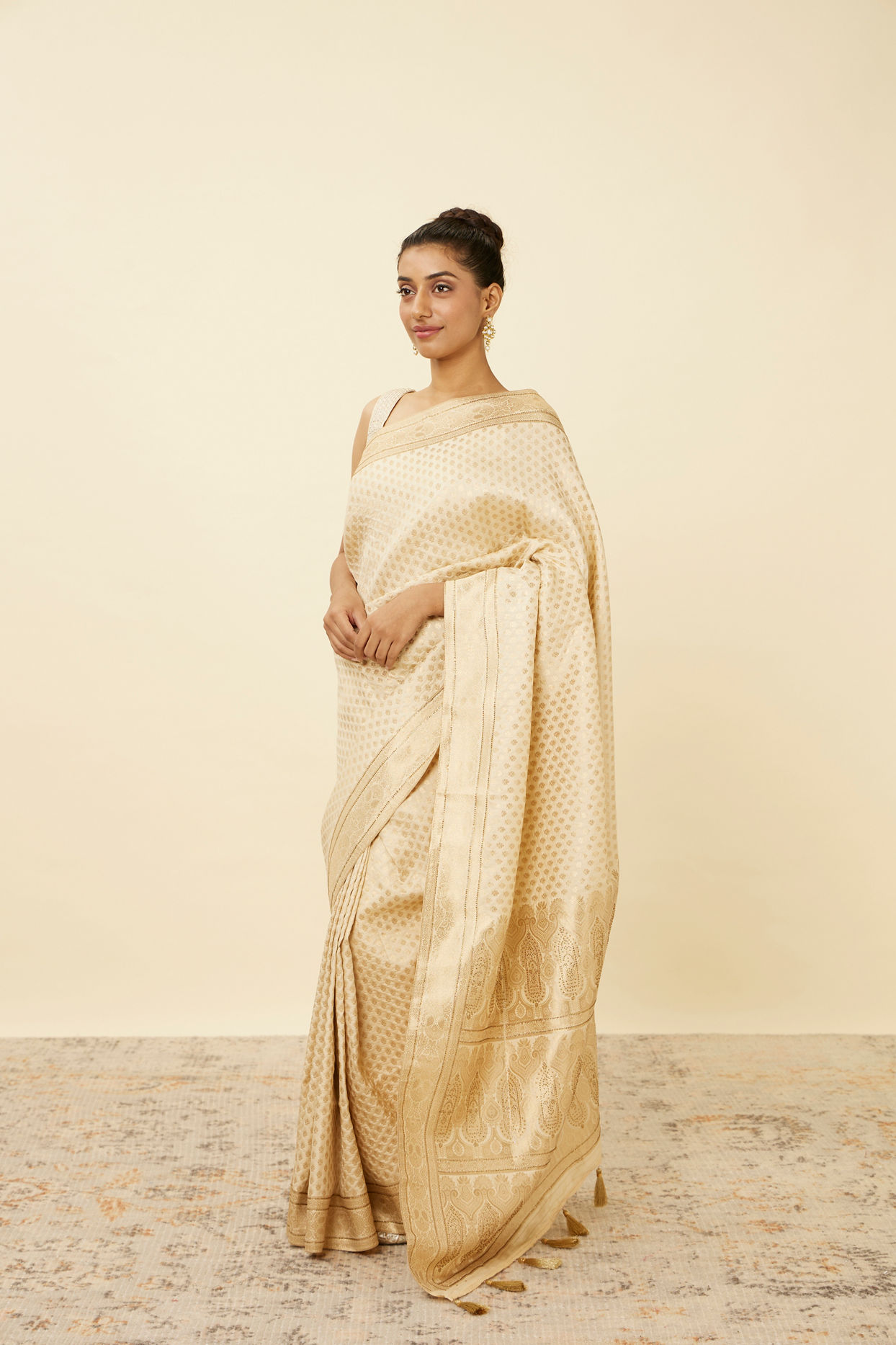 Mohey Women Antique White Saree with Floral Patterns