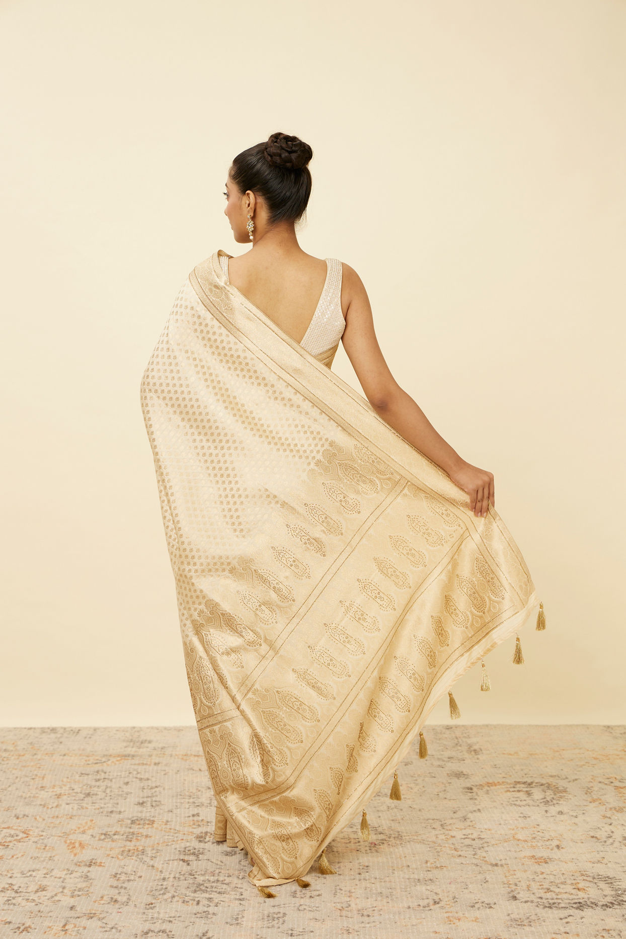 Mohey Women Antique White Saree with Floral Patterns