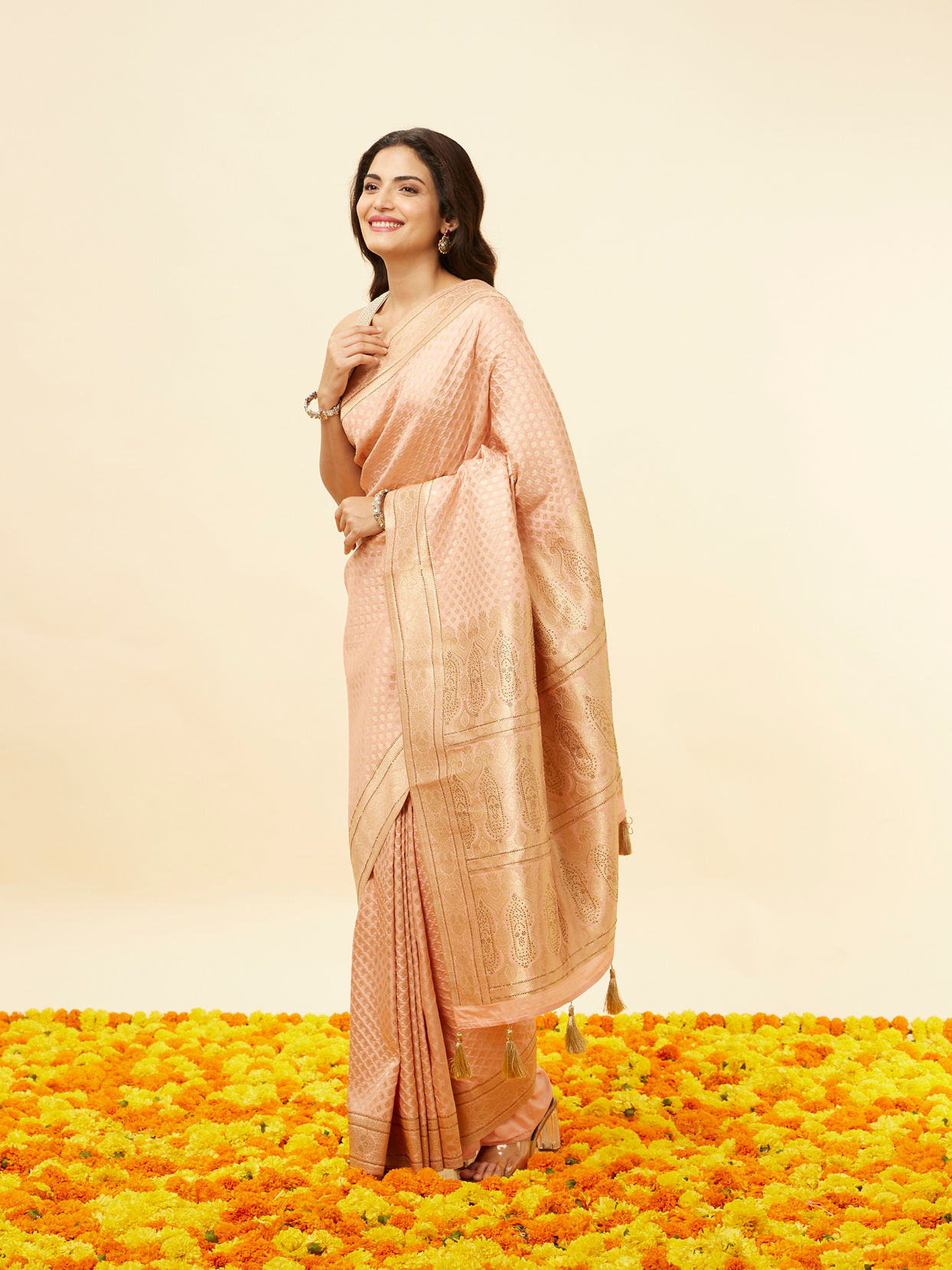 Mohey Women Coral Pink Buta Motif Saree