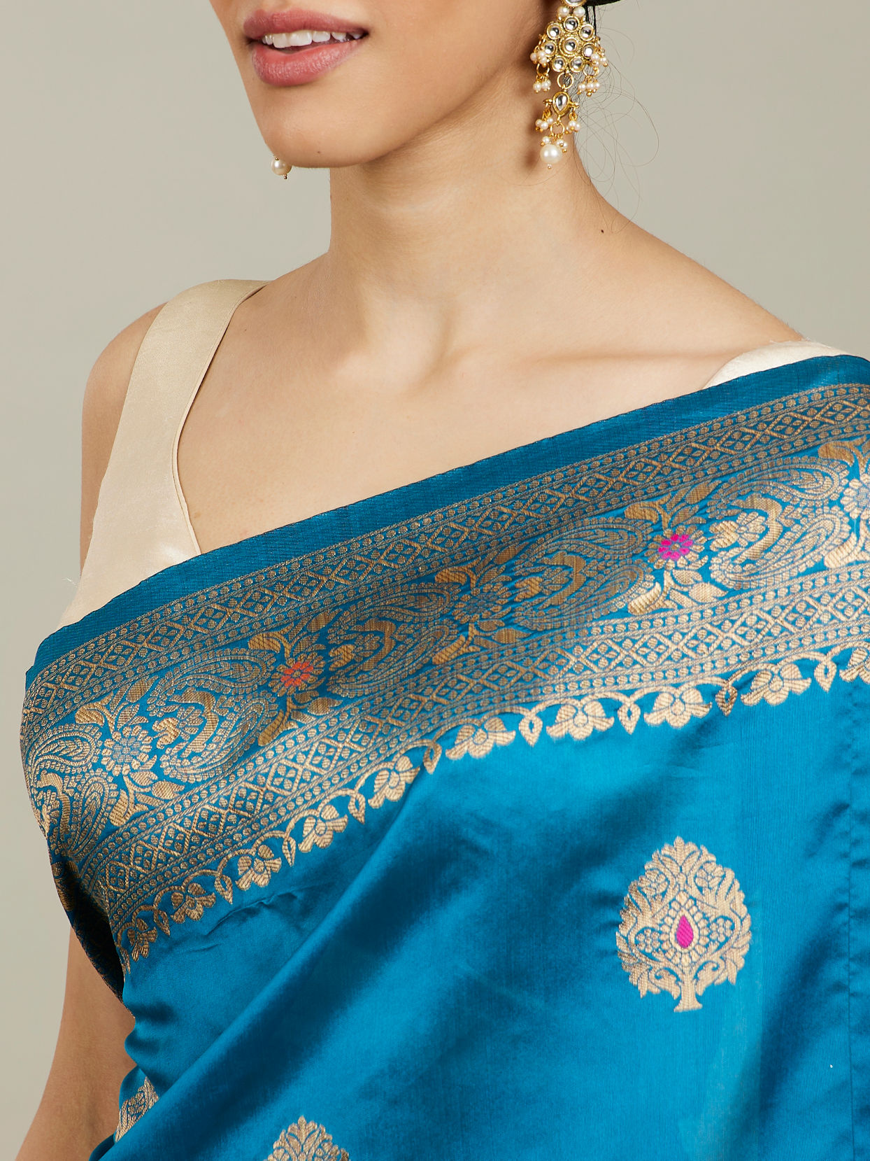 Mohey Women Teal Blue Patterned Saree image number 3