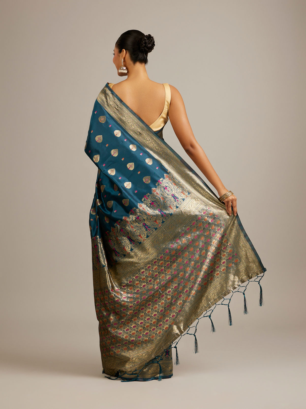 Mohey Women Teal Blue Buta Patterned Saree with Bel Buti Borders And Paisley Motifs