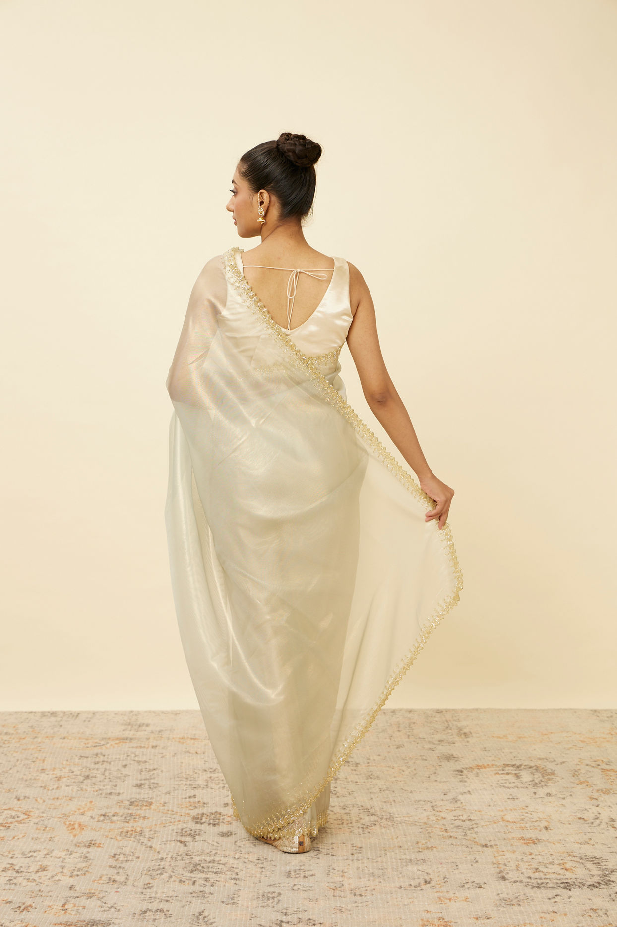 Mohey Women Green Lily Saree with Chevron Patterned Borders